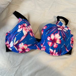 Pink Victoria’s Secret Wear Everywhere T-shirt lightly lined bra